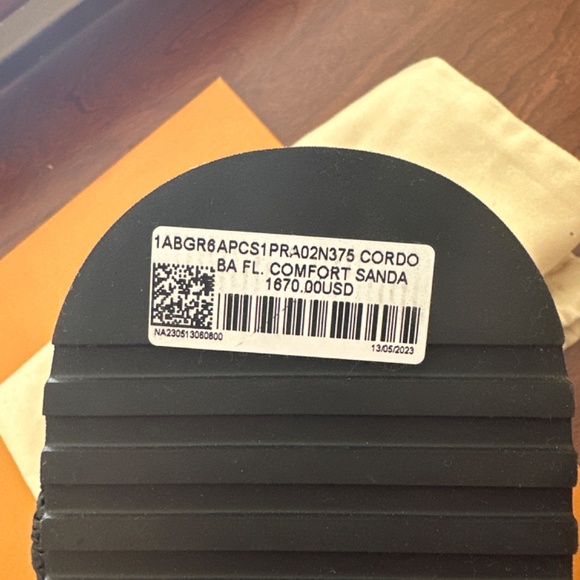 Louis Vuitton Cordoba Flat Comfort Sandal - Picture 9 of 9